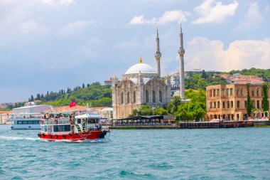  Mecidiye Camii veya Ortakoy Camii, İstanbul 'un Beikta ilçesinin Ortakoy ilçesinde bulunan Neobarok tarzı bir camidir..