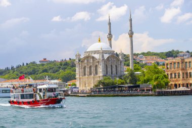  Mecidiye Camii veya Ortakoy Camii, İstanbul 'un Beikta ilçesinin Ortakoy ilçesinde bulunan Neobarok tarzı bir camidir..