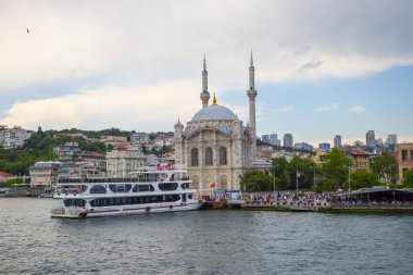  Mecidiye Camii veya Ortakoy Camii, İstanbul 'un Beikta ilçesinin Ortakoy ilçesinde bulunan Neobarok tarzı bir camidir..