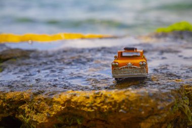 Sahilde bırakılmış sarı bir taksi.