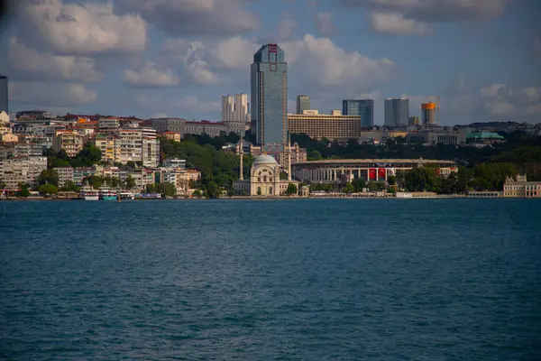 İstanbul şehir feribotundan kent manzarası