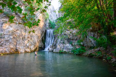Osmanlı İmparatorluğu 'nun prenslikten devlete geçişinde önemli rol oynayan Yarhisar' da yer alan şelale, sonbaharda vatandaşların dikkatini çekiyor..