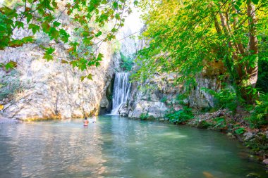 Osmanlı İmparatorluğu 'nun prenslikten devlete geçişinde önemli rol oynayan Yarhisar' da yer alan şelale, sonbaharda vatandaşların dikkatini çekiyor..