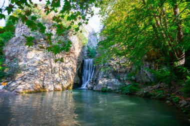 Osmanlı İmparatorluğu 'nun prenslikten devlete geçişinde önemli rol oynayan Yarhisar' da yer alan şelale, sonbaharda vatandaşların dikkatini çekiyor..