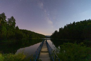 Bozcaarmut göleti gece mavi iskele ve samanyolu