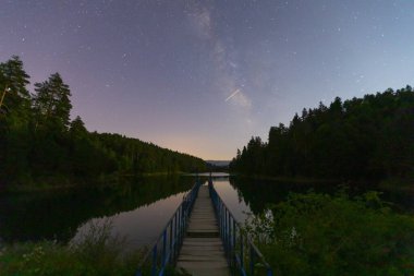 Bozcaarmut göleti gece mavi iskele ve samanyolu