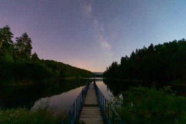 Bozcaarmut göleti gece mavi iskele ve samanyolu