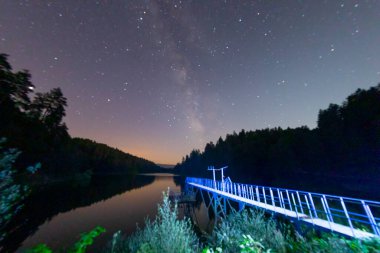 Bozcaarmut göleti gece mavi iskele ve samanyolu