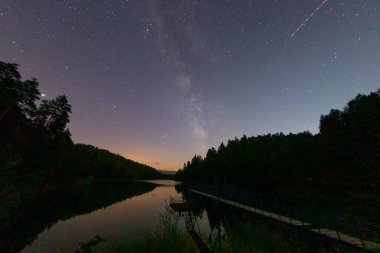 Bozcaarmut göleti gece mavi iskele ve samanyolu