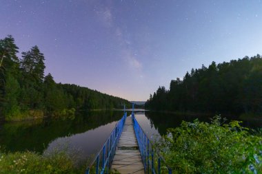 Bozcaarmut göleti gece mavi iskele ve samanyolu