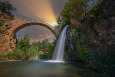 Clandras Köprüsü ve Clandras Şelalesi. Usak 'ın Karahall ilçesindeki Phrygian döneminden kalma tarihi köprü. Turistik tarihi bir köprü..