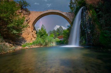 Clandras Köprüsü ve Clandras Şelalesi. Usak 'ın Karahall ilçesindeki Phrygian döneminden kalma tarihi köprü. Turistik tarihi bir köprü..