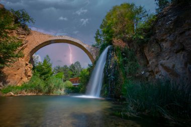Clandras Köprüsü ve Clandras Şelalesi. Usak 'ın Karahall ilçesindeki Phrygian döneminden kalma tarihi köprü. Turistik tarihi bir köprü..