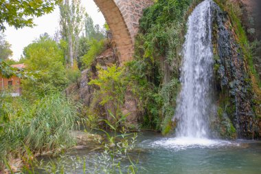 Clandras Köprüsü ve Clandras Şelalesi. Usak 'ın Karahall ilçesindeki Phrygian döneminden kalma tarihi köprü. Turistik tarihi bir köprü..