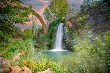 Clandras Köprüsü ve Clandras Şelalesi. Usak 'ın Karahall ilçesindeki Phrygian döneminden kalma tarihi köprü. Turistik tarihi bir köprü..