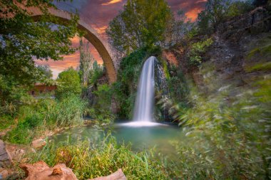 Clandras Köprüsü ve Clandras Şelalesi. Usak 'ın Karahall ilçesindeki Phrygian döneminden kalma tarihi köprü. Turistik tarihi bir köprü..