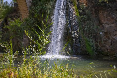 Clandras Köprüsü ve Clandras Şelalesi. Usak 'ın Karahall ilçesindeki Phrygian döneminden kalma tarihi köprü. Turistik tarihi bir köprü..