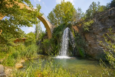 Clandras Köprüsü ve Clandras Şelalesi. Usak 'ın Karahall ilçesindeki Phrygian döneminden kalma tarihi köprü. Turistik tarihi bir köprü..