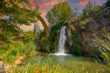 Clandras Köprüsü ve Clandras Şelalesi. Usak 'ın Karahall ilçesindeki Phrygian döneminden kalma tarihi köprü. Turistik tarihi bir köprü..