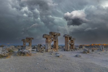 Antik Blaundus şehri yarımadaya benzer bir yapı üzerine inşa edildi. Üç tarafı çok derin ve dik vadilerle çevrili..