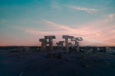 Antik Blaundus şehri yarımadaya benzer bir yapı üzerine inşa edildi. Üç tarafı çok derin ve dik vadilerle çevrili..