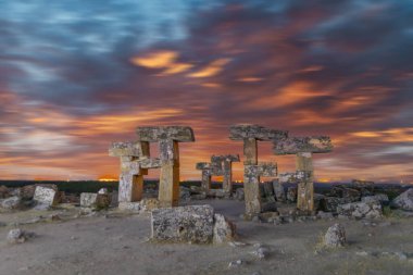 Antik Blaundus şehri yarımadaya benzer bir yapı üzerine inşa edildi. Üç tarafı çok derin ve dik vadilerle çevrili..