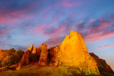 17 metre yüksekliğindeki Midas Anıtı (Yazlkaya) M.Ö. 600 'lerde inşa edilmiş. Antik Phrygia 'nın merkezinde olduğu düşünülen anıt, çok geniş bir coğrafyada yer almaktadır..