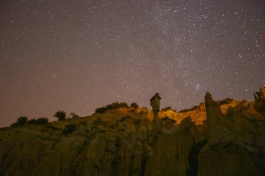 Kula peri bacalarında gece astronomi yıldızı ve samanyolu fotoğrafları. Kula ve çevresi volkanik bir jeolojik yapıya sahiptir..