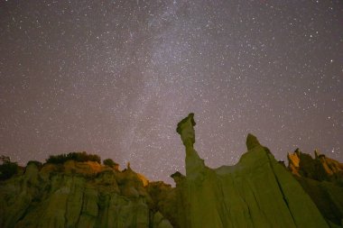 Kula peri bacalarında gece astronomi yıldızı ve samanyolu fotoğrafları. Kula ve çevresi volkanik bir jeolojik yapıya sahiptir..