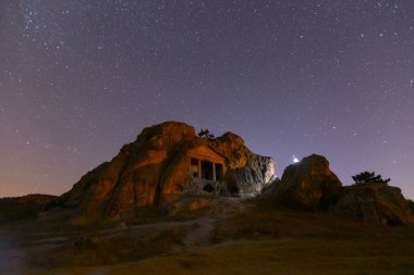 Gerdekkaya gecesinde yıldızların ve Samanyolu 'nun astronomik fotoğrafları.