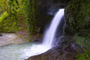 Delikaya Şelalesi kayaların arasından akan sudan oluşan harika bir şelaledir..