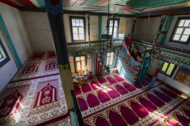  Artvin Macahel Camili Köyü 'ndeki tarihi Camii Camii' nin iç manzarası. Cami el boyası ve ahşap süslemeleriyle ünlüdür..