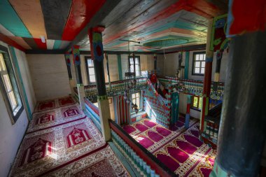  Artvin Macahel Camili Köyü 'ndeki tarihi Camii Camii' nin iç manzarası. Cami el boyası ve ahşap süslemeleriyle ünlüdür..