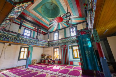  Artvin Macahel Camili Köyü 'ndeki tarihi Camii Camii' nin iç manzarası. Cami el boyası ve ahşap süslemeleriyle ünlüdür..