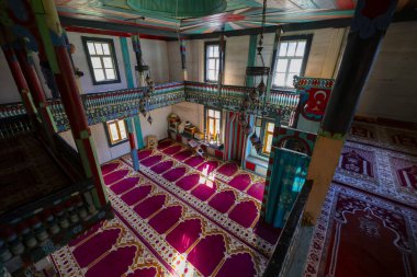  Artvin Macahel Camili Köyü 'ndeki tarihi Camii Camii' nin iç manzarası. Cami el boyası ve ahşap süslemeleriyle ünlüdür..