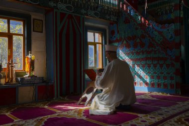  Artvin Macahel Camili Köyü 'ndeki tarihi Camii Camii' nin iç manzarası. Cami el boyası ve ahşap süslemeleriyle ünlüdür..