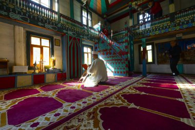  Artvin Macahel Camili Köyü 'ndeki tarihi Camii Camii' nin iç manzarası. Cami el boyası ve ahşap süslemeleriyle ünlüdür..