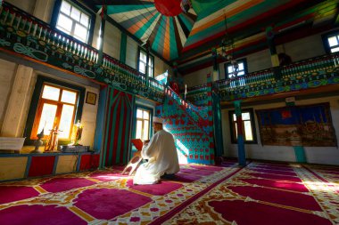  Artvin Macahel Camili Köyü 'ndeki tarihi Camii Camii' nin iç manzarası. Cami el boyası ve ahşap süslemeleriyle ünlüdür..