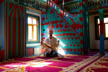  Artvin Macahel Camili Köyü 'ndeki tarihi Camii Camii' nin iç manzarası. Cami el boyası ve ahşap süslemeleriyle ünlüdür..
