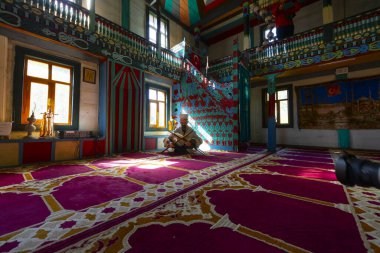  Artvin Macahel Camili Köyü 'ndeki tarihi Camii Camii' nin iç manzarası. Cami el boyası ve ahşap süslemeleriyle ünlüdür..