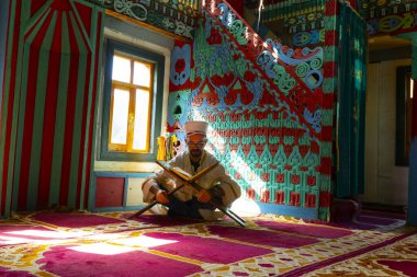  Artvin Macahel Camili Köyü 'ndeki tarihi Camii Camii' nin iç manzarası. Cami el boyası ve ahşap süslemeleriyle ünlüdür..