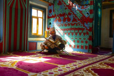  Artvin Macahel Camili Köyü 'ndeki tarihi Camii Camii' nin iç manzarası. Cami el boyası ve ahşap süslemeleriyle ünlüdür..