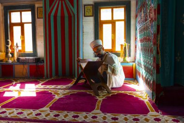  Artvin Macahel Camili Köyü 'ndeki tarihi Camii Camii' nin iç manzarası. Cami el boyası ve ahşap süslemeleriyle ünlüdür..