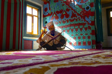  Artvin Macahel Camili Köyü 'ndeki tarihi Camii Camii' nin iç manzarası. Cami el boyası ve ahşap süslemeleriyle ünlüdür..