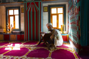  Artvin Macahel Camili Köyü 'ndeki tarihi Camii Camii' nin iç manzarası. Cami el boyası ve ahşap süslemeleriyle ünlüdür..