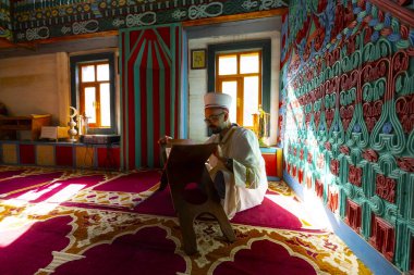  Artvin Macahel Camili Köyü 'ndeki tarihi Camii Camii' nin iç manzarası. Cami el boyası ve ahşap süslemeleriyle ünlüdür..