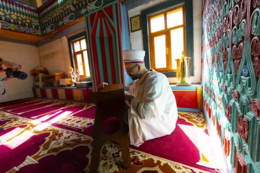  Artvin Macahel Camili Köyü 'ndeki tarihi Camii Camii' nin iç manzarası. Cami el boyası ve ahşap süslemeleriyle ünlüdür..