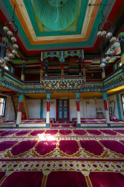  Artvin Macahel Camili Köyü 'ndeki tarihi Camii Camii' nin iç manzarası. Cami el boyası ve ahşap süslemeleriyle ünlüdür..