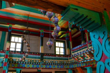  Artvin Macahel Camili Köyü 'ndeki tarihi Camii Camii' nin iç manzarası. Cami el boyası ve ahşap süslemeleriyle ünlüdür..