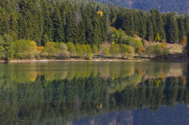 Turistler, yerliler, kampçılar ve Doğu Karadeniz, Savsat, Artvin, Türkiye'de seyahat etmek için popüler bir hedef Karagol (siyah göl) görünümünü manzara